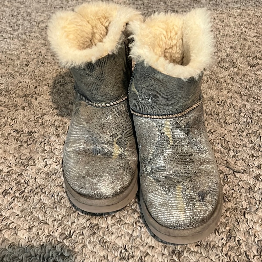Used Bailey button bow UGGs snake pattern - Picture 2 of 7
